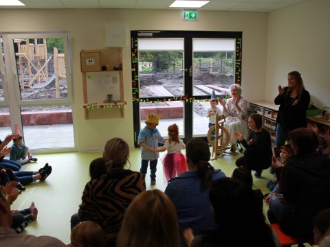Kinder führen Märchentheater vor Eltern auf