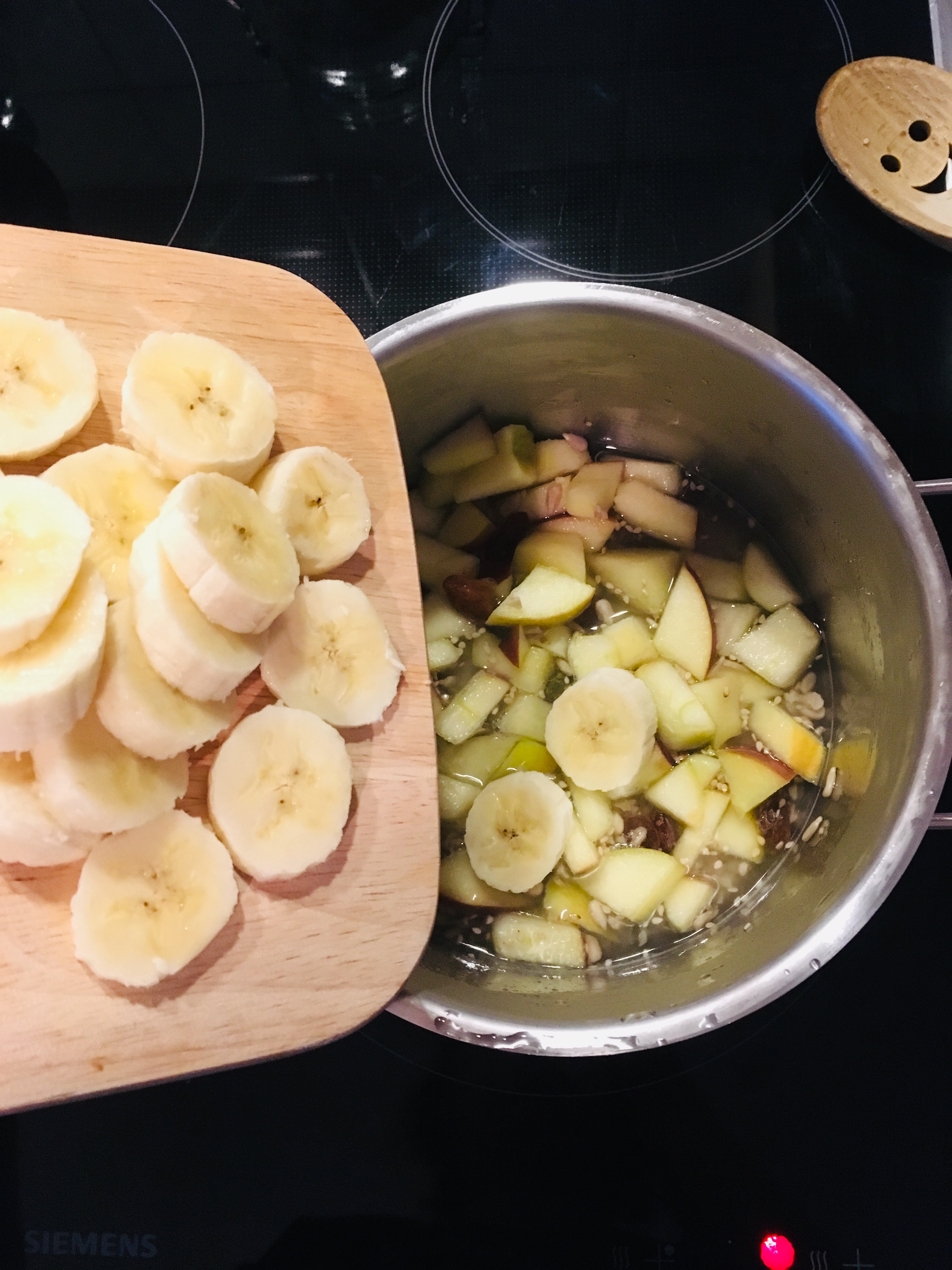 Äpfel und Bananen in Topf