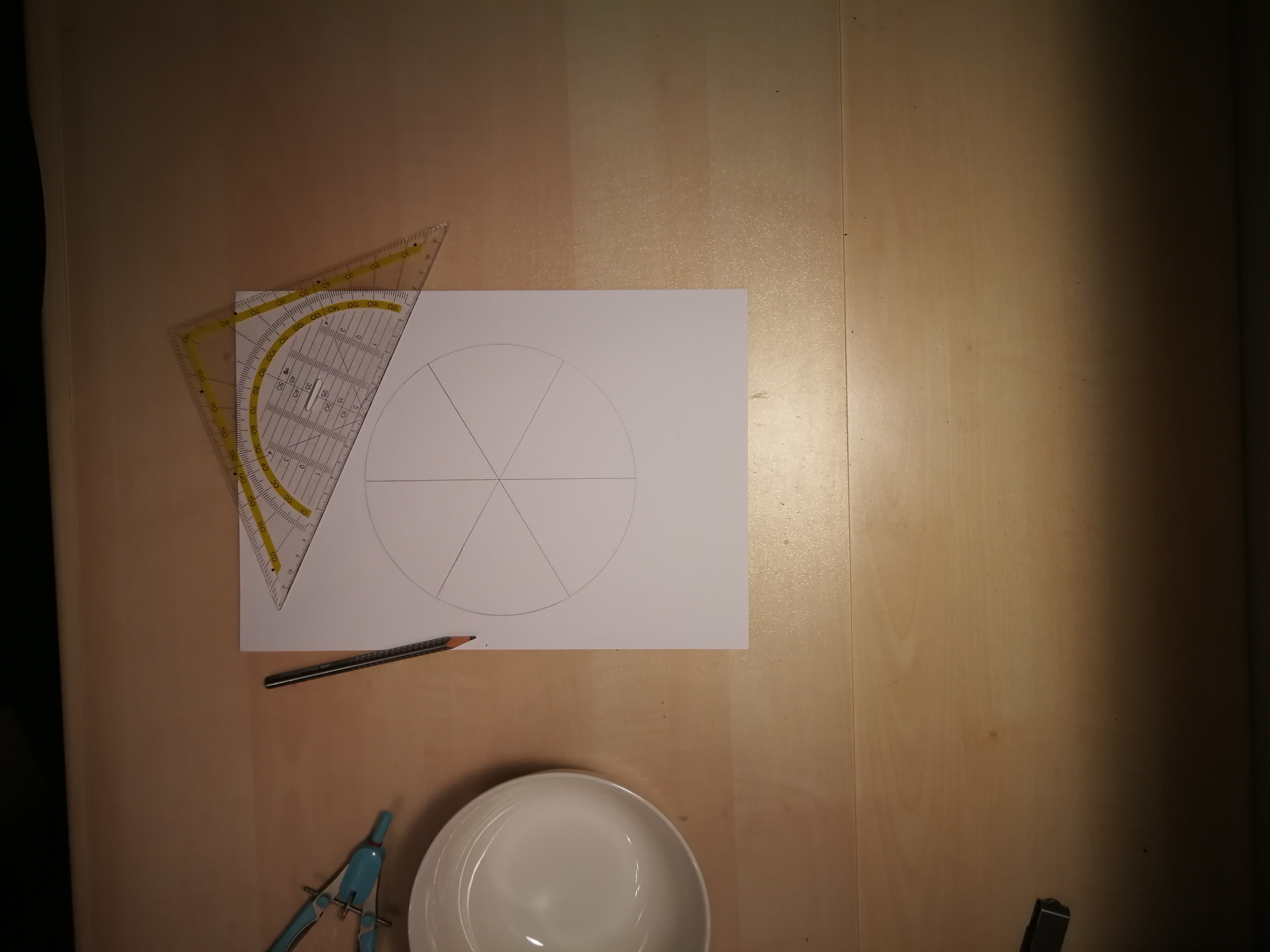 Geodreieck, Bleistift, Papier mit aufgezeichnetem Kreis