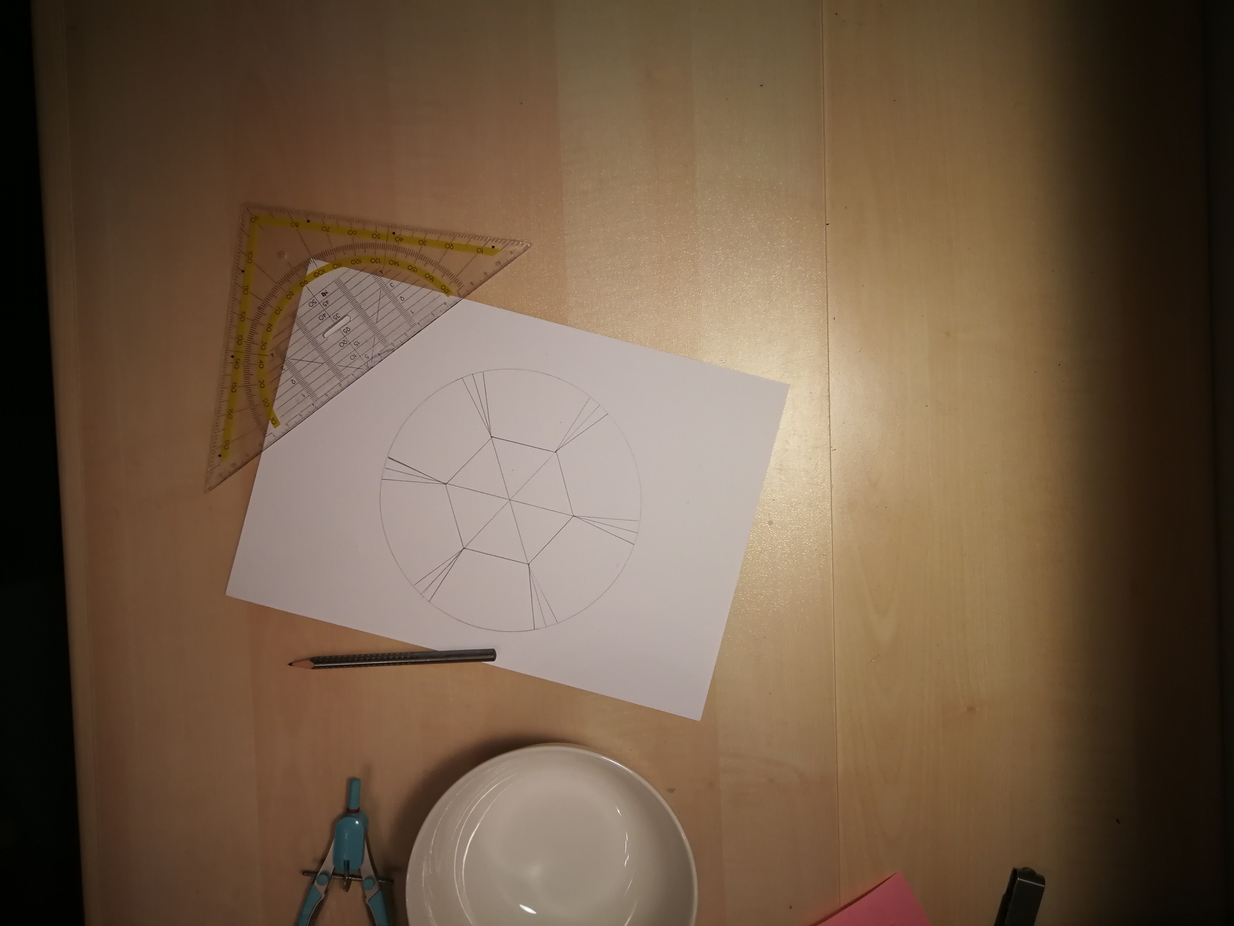 Geodreieck, Bleistift, Papier mit Formen in einem Kreis