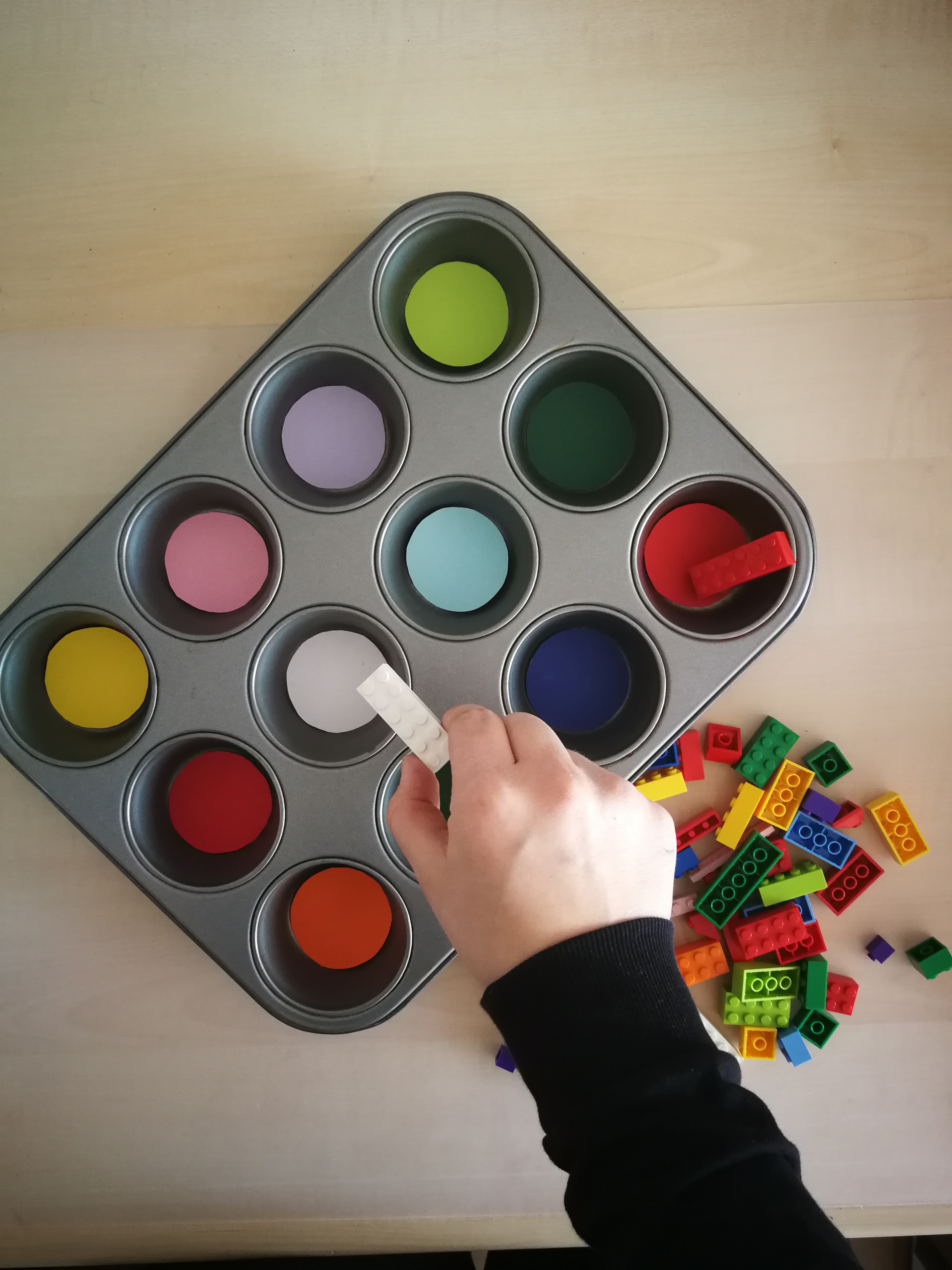 Farbsortierspiel mit Legosteinen