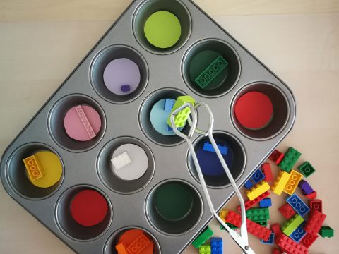 Farbsortierspiel mit Legosteinen