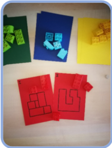 Legosteine auf Papier mit der selben Farbe