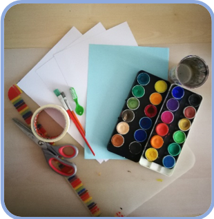 Wasserfarben, Papier, Pinsel, Klebeband und Schere