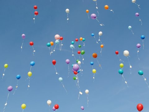 Luftballons fliegen in den Himmel