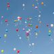 Luftballons fliegen in den Himmel